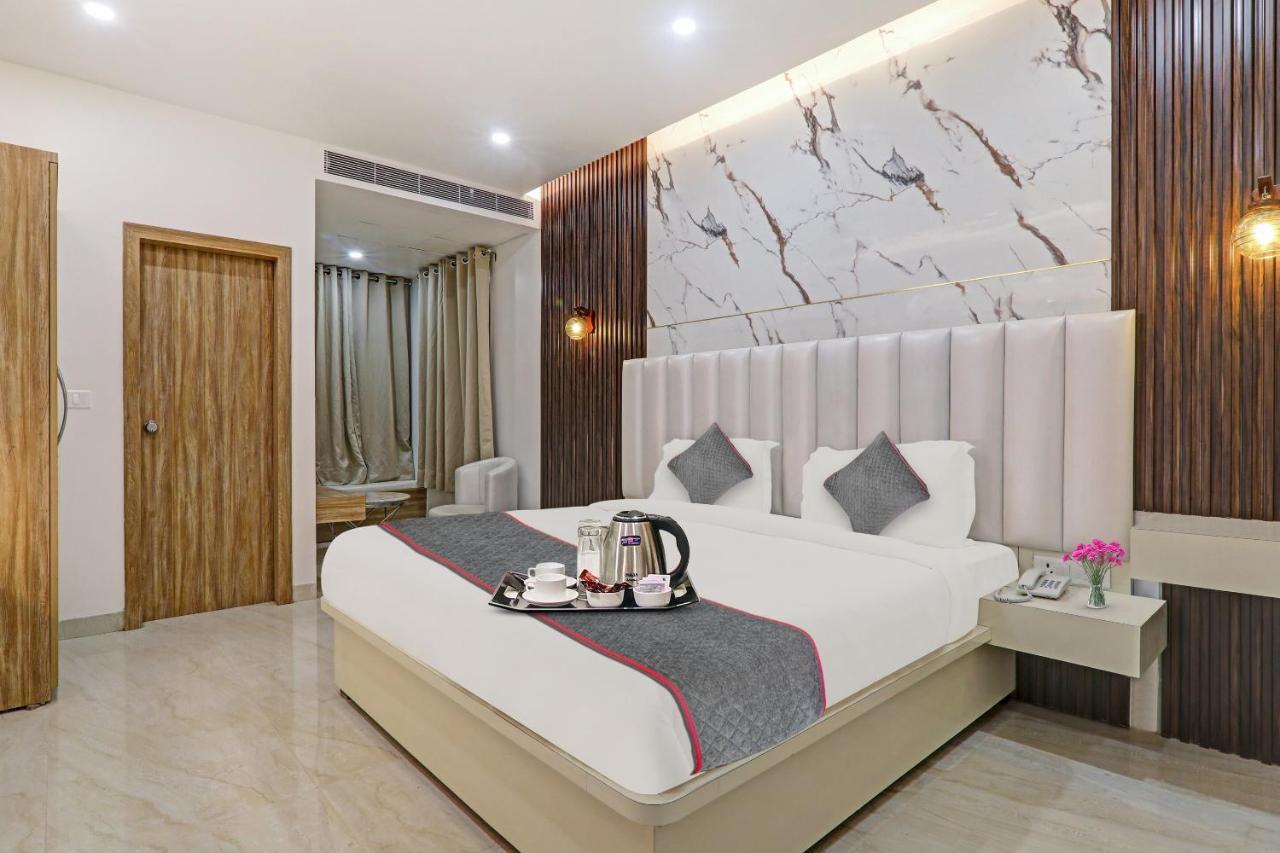 Super Townhouse Hotel Impact Chinhat Luaran gambar