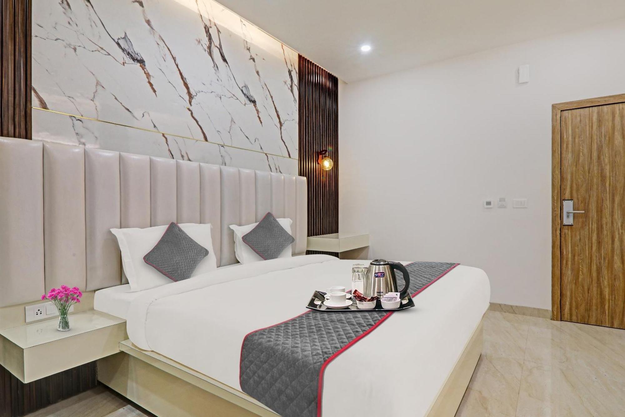 Super Townhouse Hotel Impact Chinhat Luaran gambar