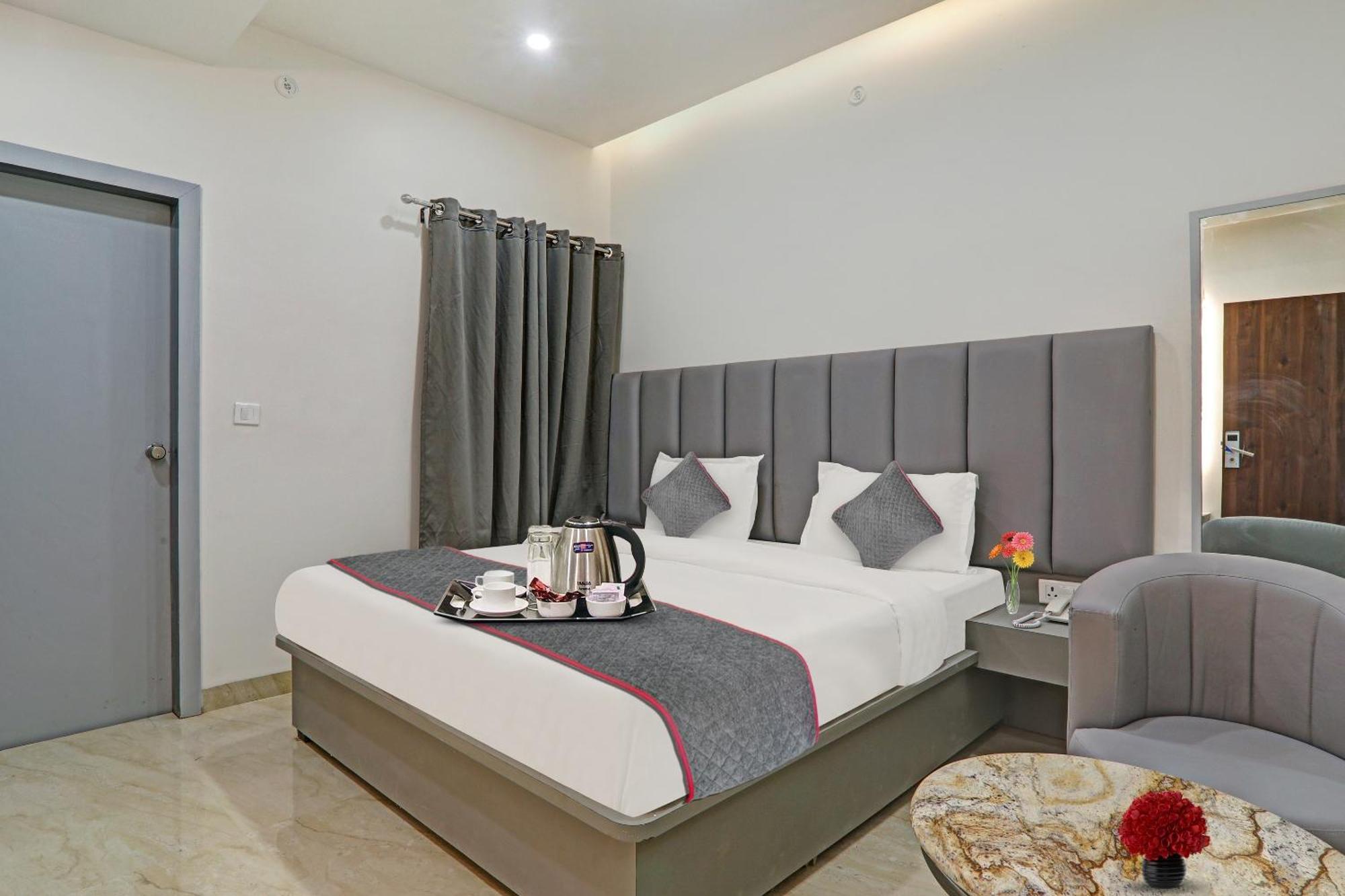 Super Townhouse Hotel Impact Chinhat Luaran gambar