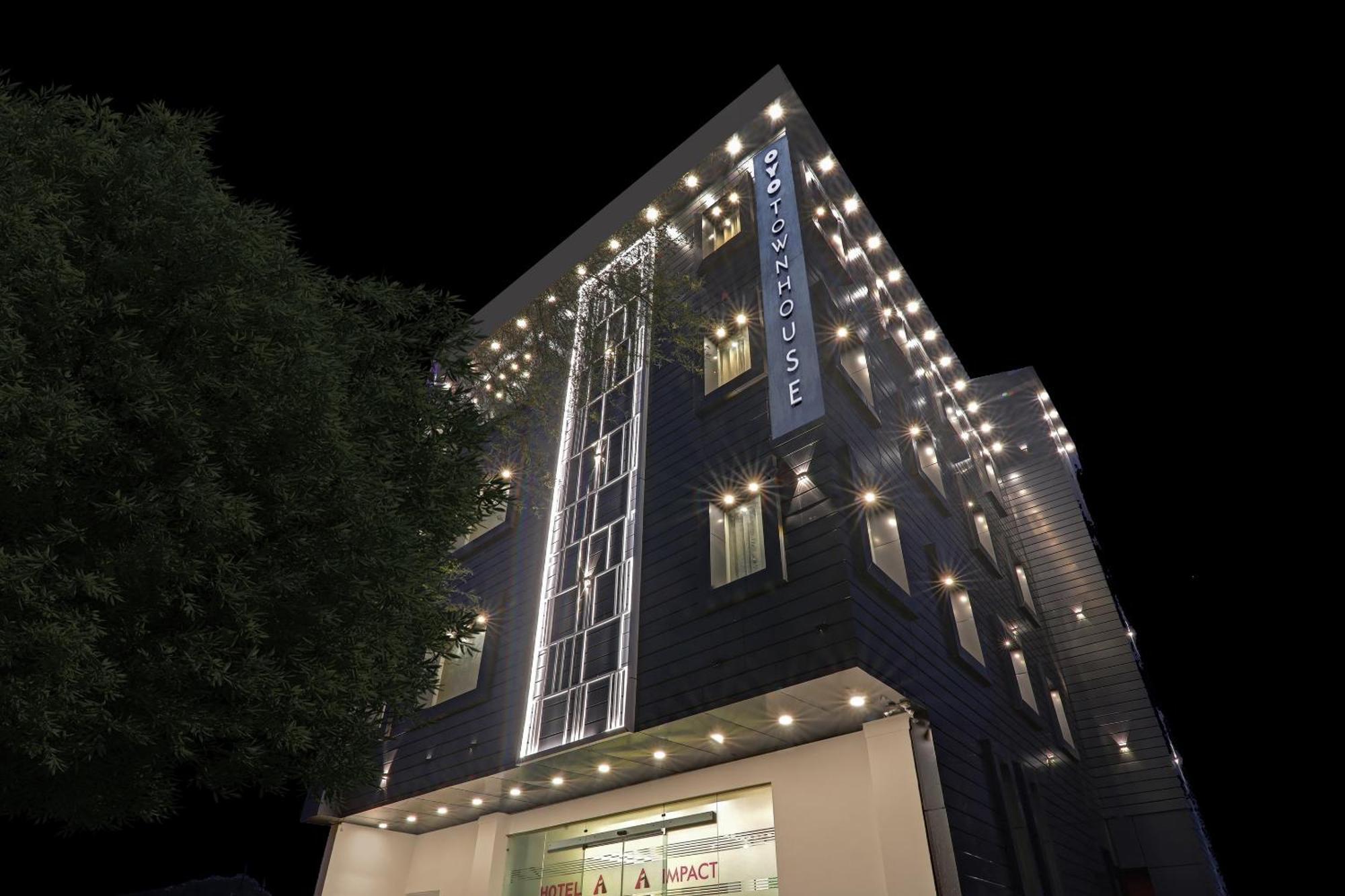 Super Townhouse Hotel Impact Chinhat Luaran gambar