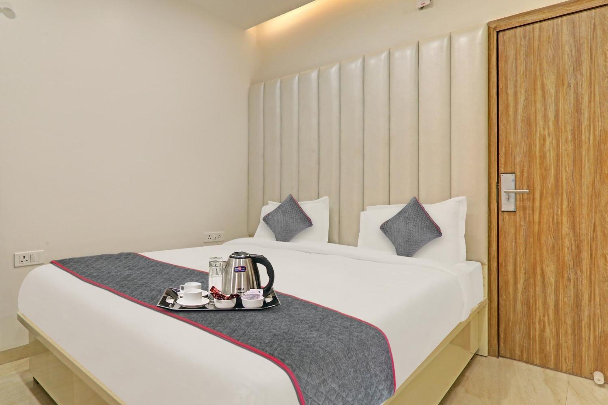 Super Townhouse Hotel Impact Chinhat Luaran gambar