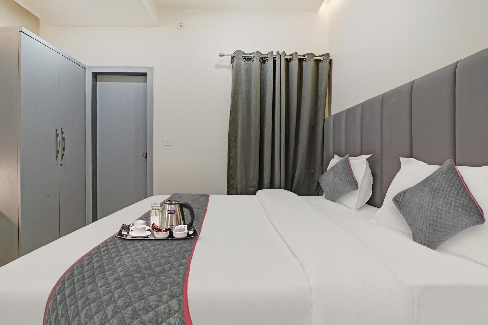 Super Townhouse Hotel Impact Chinhat Luaran gambar