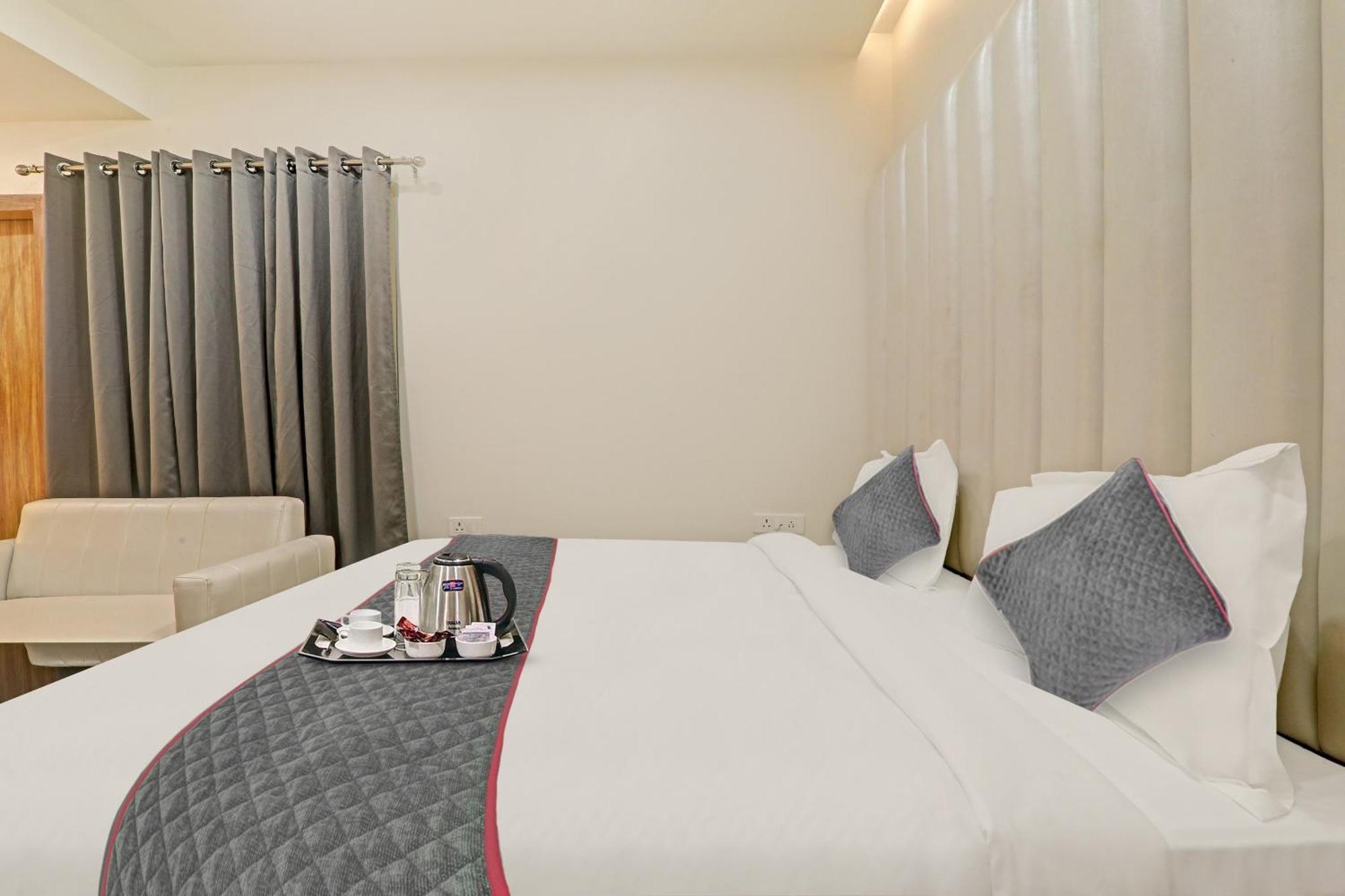 Super Townhouse Hotel Impact Chinhat Luaran gambar