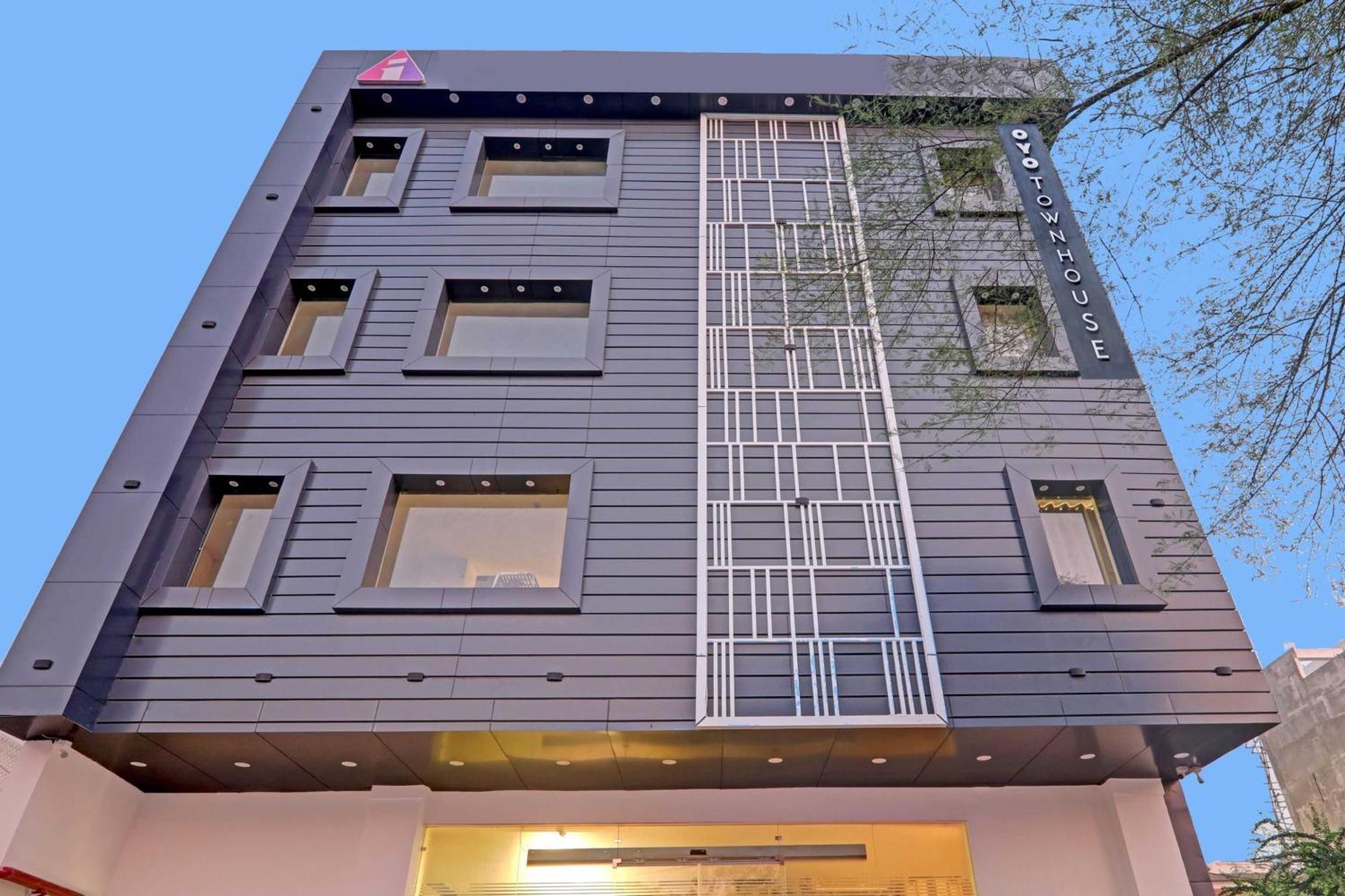 Super Townhouse Hotel Impact Chinhat Luaran gambar