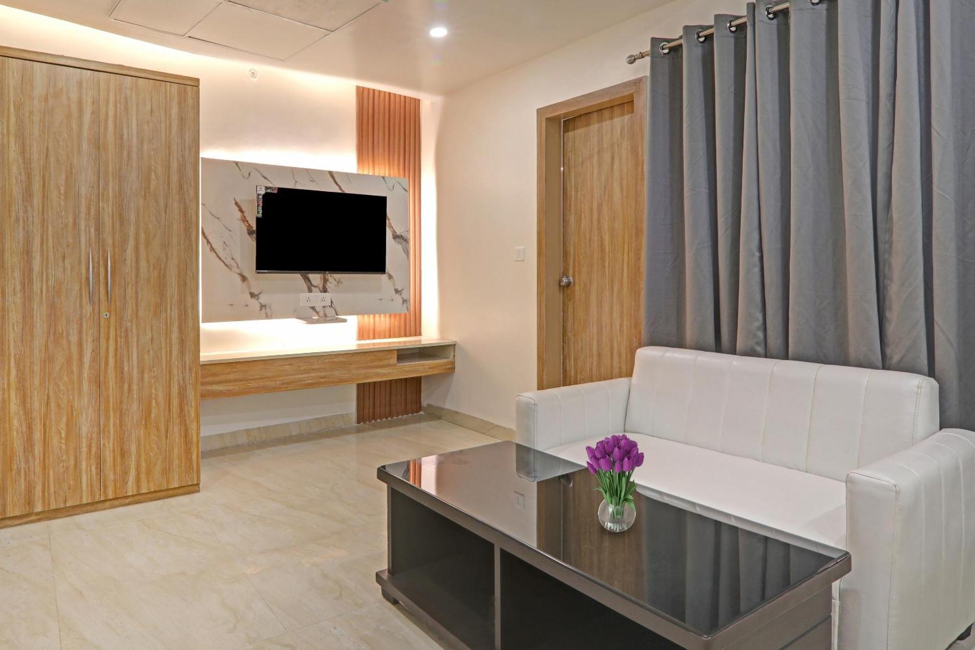 Super Townhouse Hotel Impact Chinhat Luaran gambar