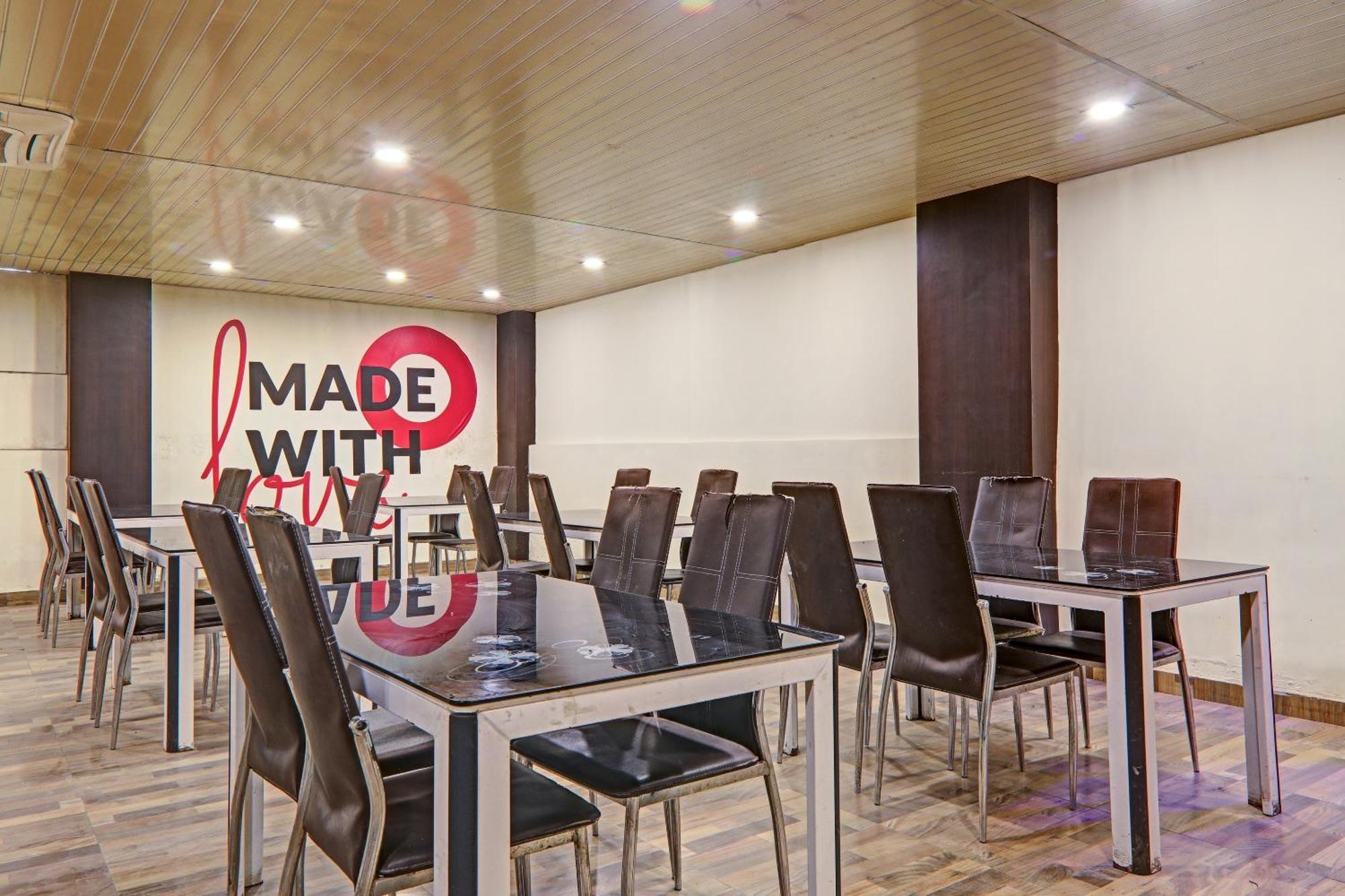Super Townhouse Hotel Impact Chinhat Luaran gambar