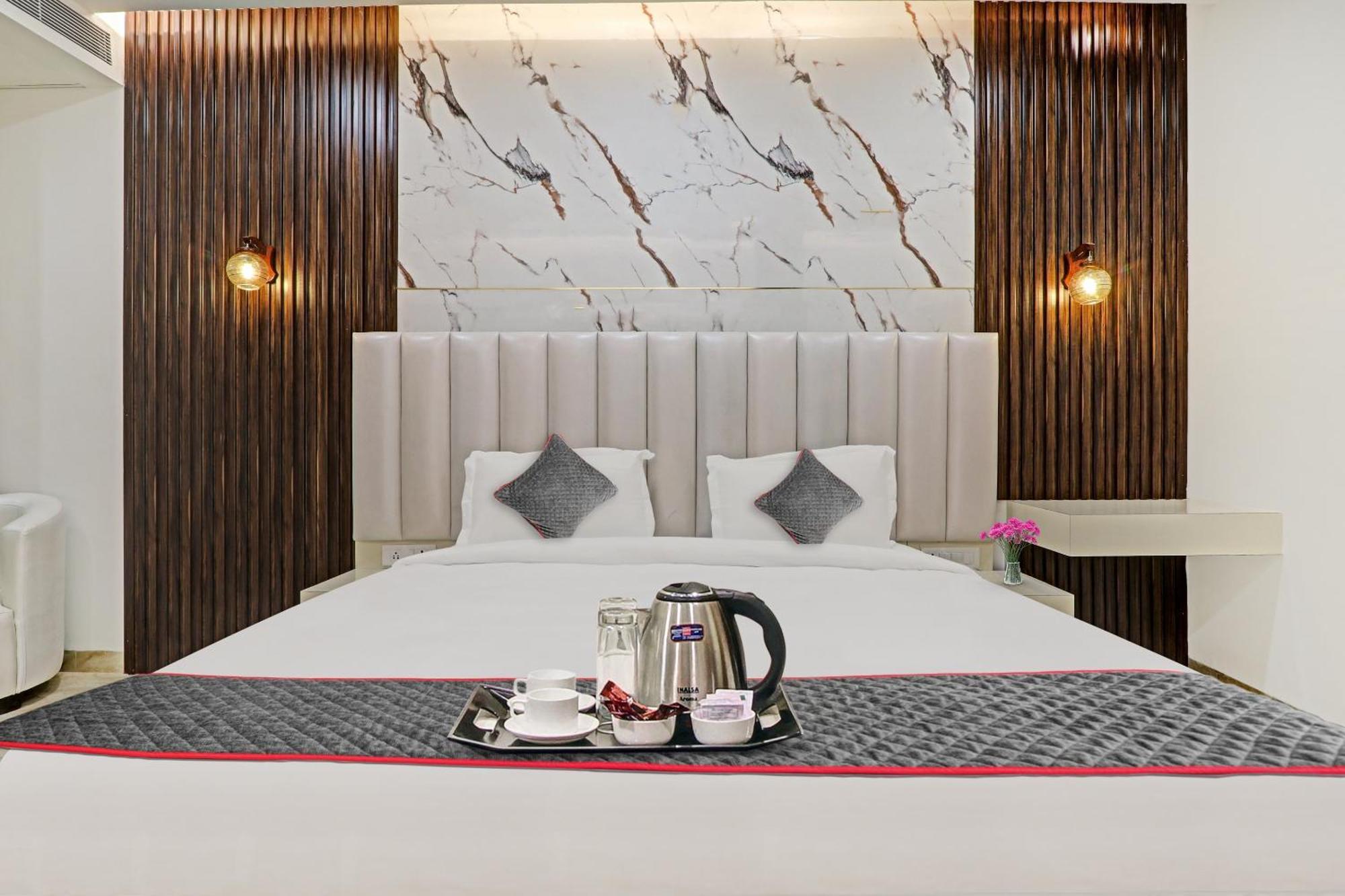 Super Townhouse Hotel Impact Chinhat Luaran gambar