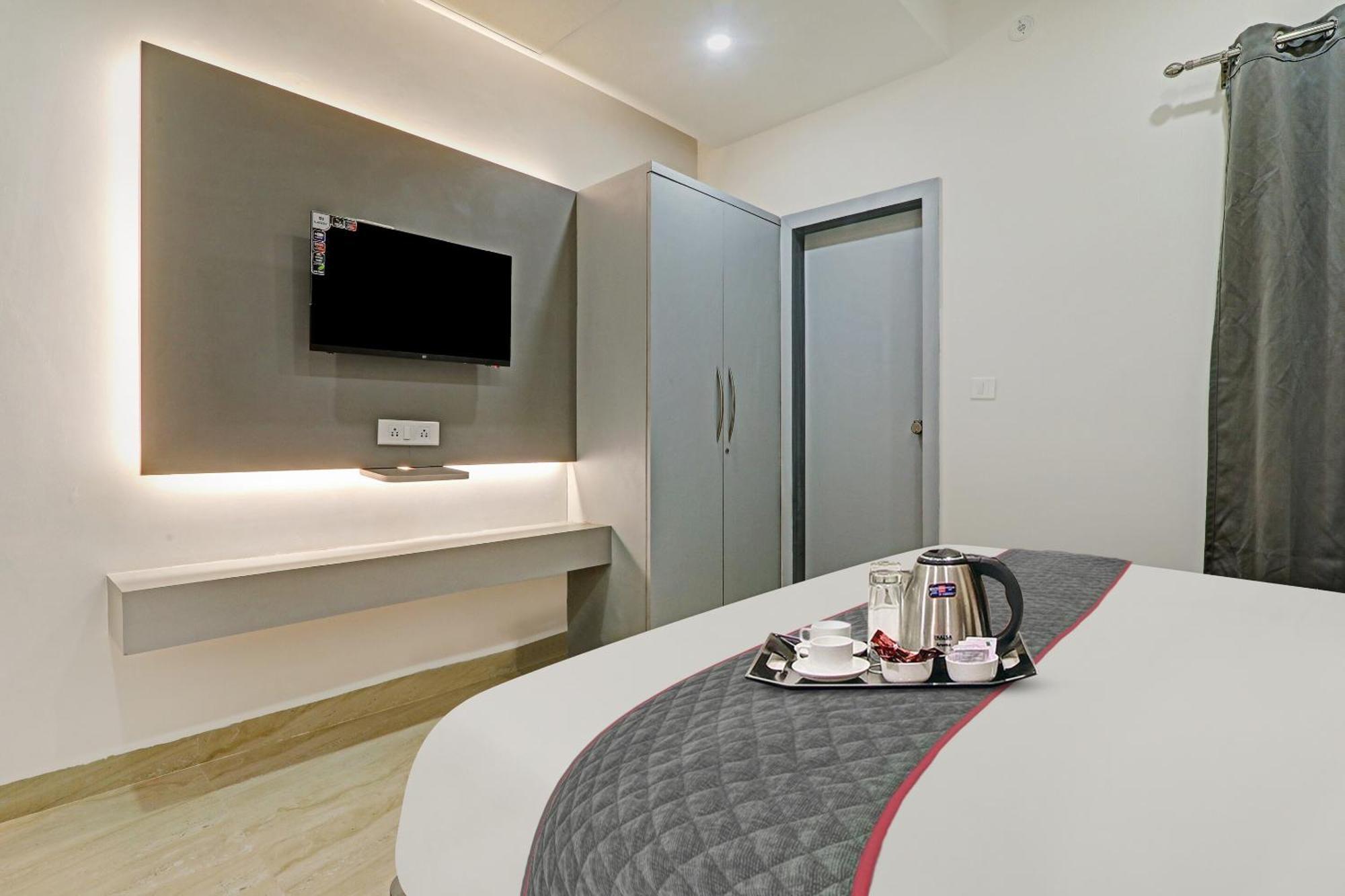 Super Townhouse Hotel Impact Chinhat Luaran gambar
