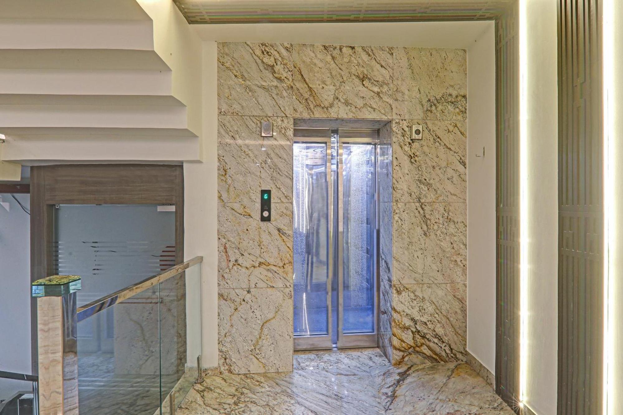 Super Townhouse Hotel Impact Chinhat Luaran gambar