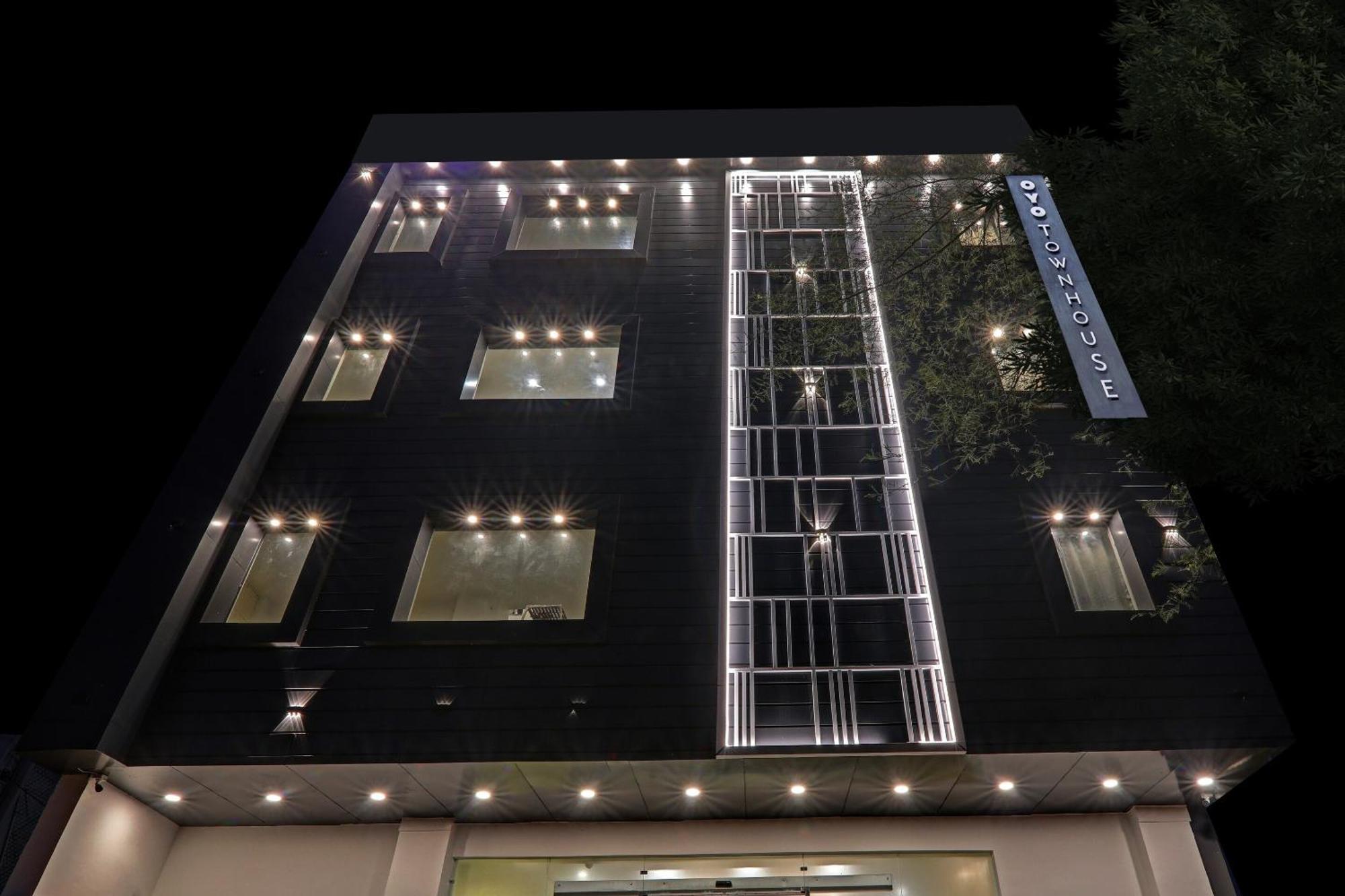 Super Townhouse Hotel Impact Chinhat Luaran gambar