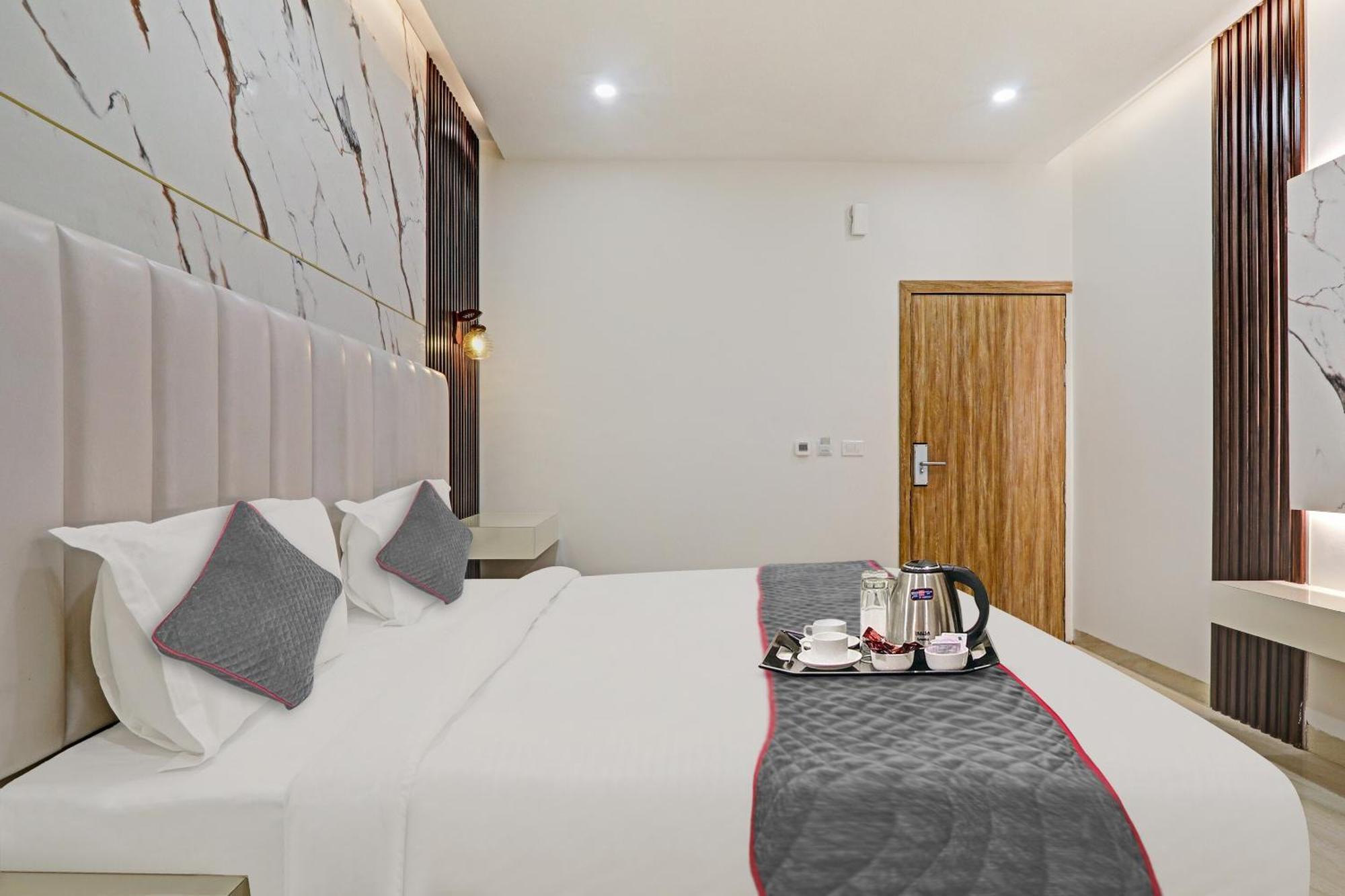 Super Townhouse Hotel Impact Chinhat Luaran gambar