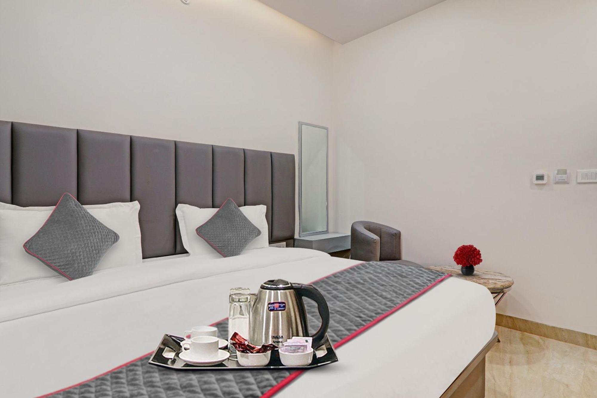 Super Townhouse Hotel Impact Chinhat Luaran gambar
